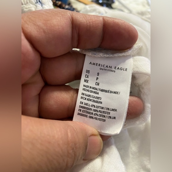 T37a- AMERICAN EAGLE White-Blue Floral EYELET Embroidered Ruched Spaghetti Top - Picture 3 of 6